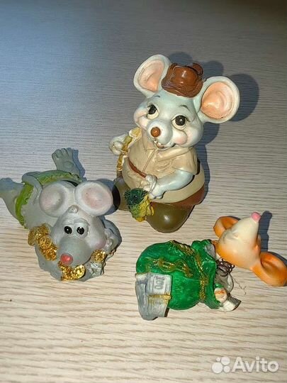 Статуэтки и магнит. Мыши