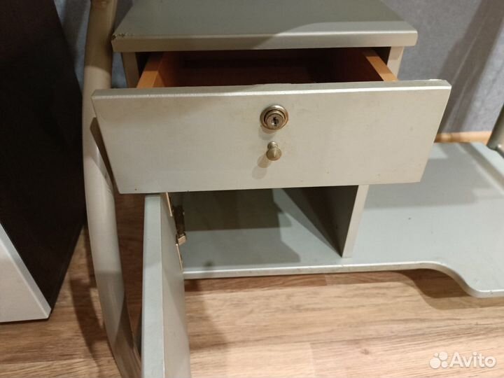 Стол крмпьютерный, маленький