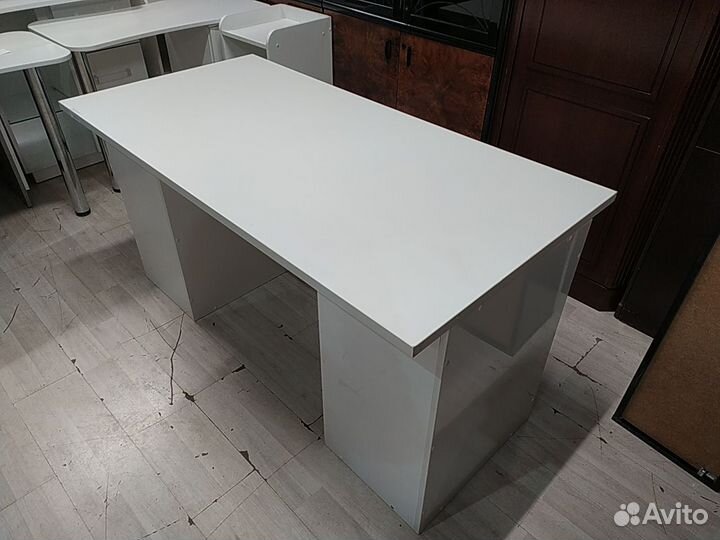 Стол письменный б/у 140х70х75 (25мм) на опорах