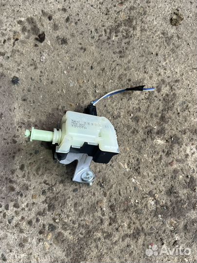 Toyota avensis t250 активатор лючка бензобака