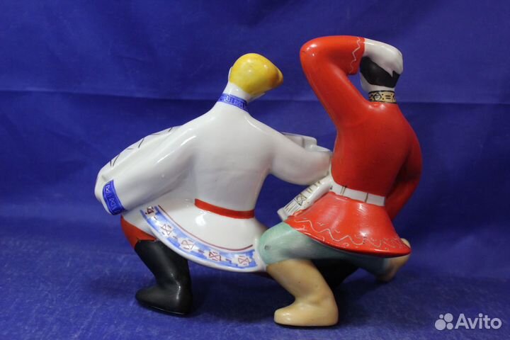 Фарфоровая статуэтка Русский танец перепляс гармош