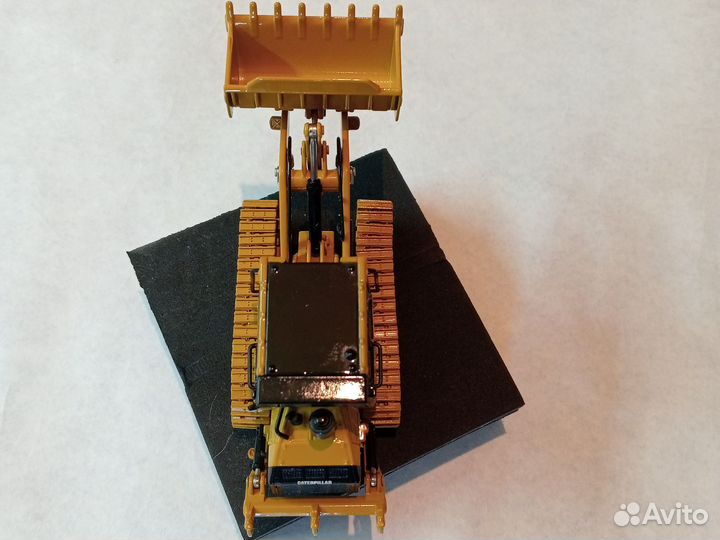 Модель гусеничного погрузчика 1/50