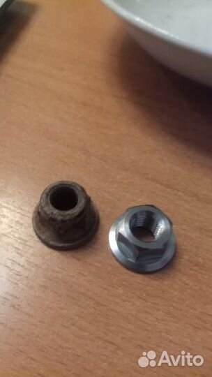 Титановые гайки для крепления выпускной трубы