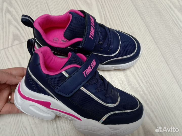 Кроссовки новые на девочку
