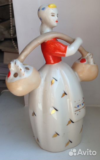 Фарфоровая статуэтка Девушка с коромыслом и грибам