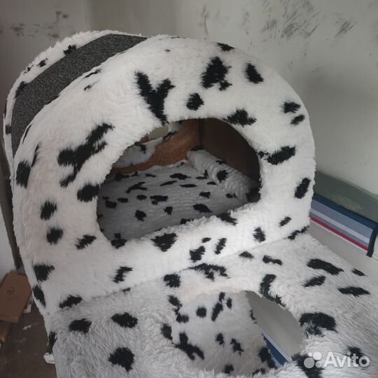 Кошачий домик с когтеточкой