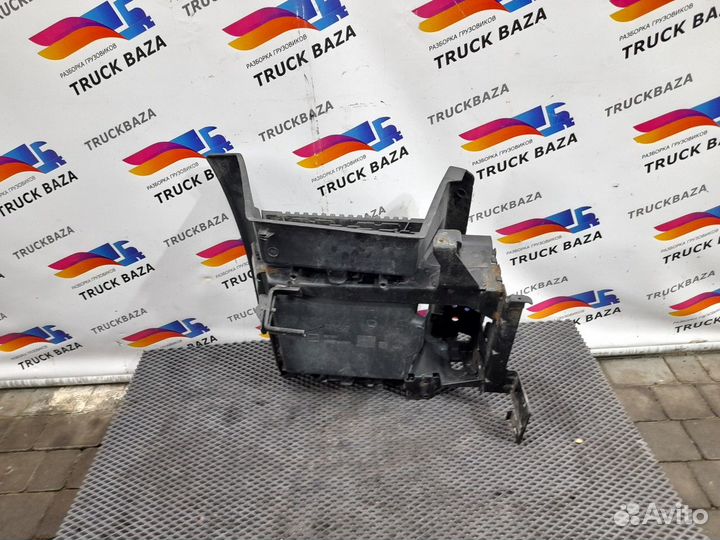 82574835 Подножка левая в сборе Renault T