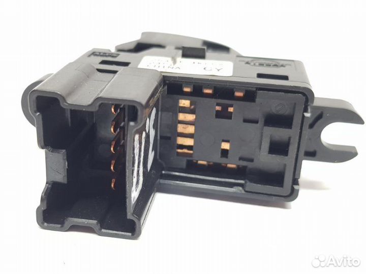 Кнопка стеклоподъемника задняя правая Nissan Juke