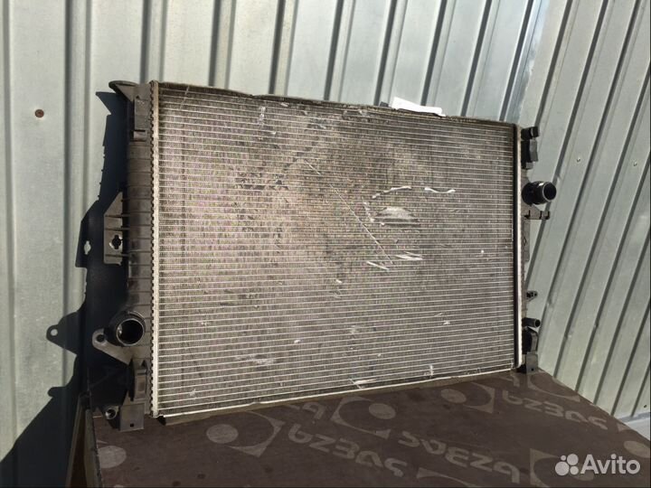 Радиатор охлаждения Volvo V40 2015