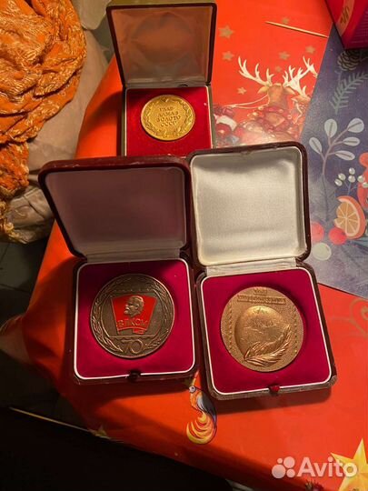 Настольные медали из коллекции космонавта Горбатко