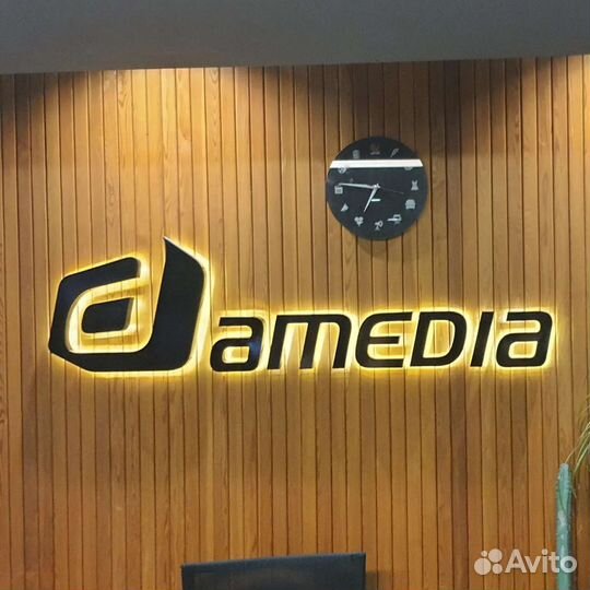 Вывеска, Световые буквы из пластика и дерева