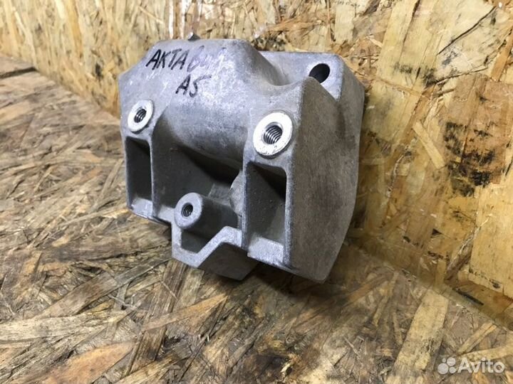 Кронштейн кпп левый Skoda Octavia A5 лифтбек 1