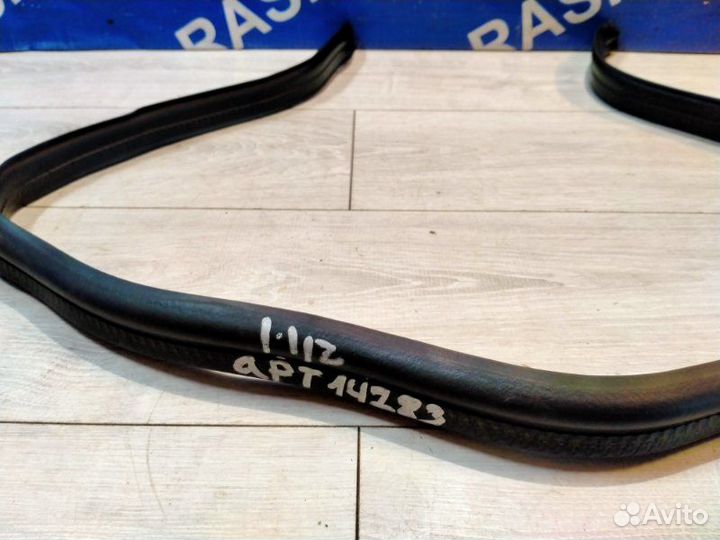 Уплотнительная резинка капота Mercedes-Benz