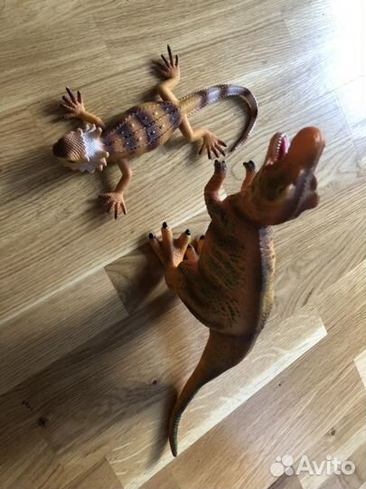 Игрушки ящер и динозавр