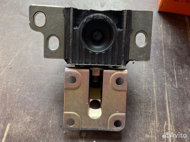 Опора двигателя левая