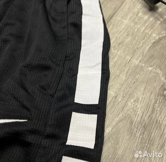 Шорты Nike черные с лампасами
