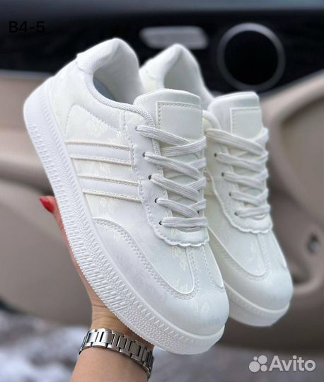 Кроссовки женские