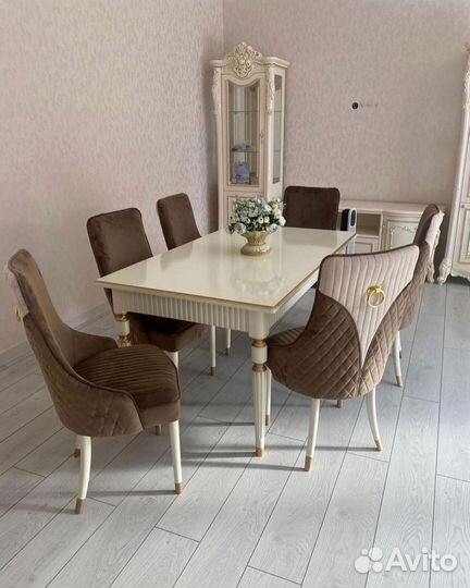 Стол и стулья для гостинной