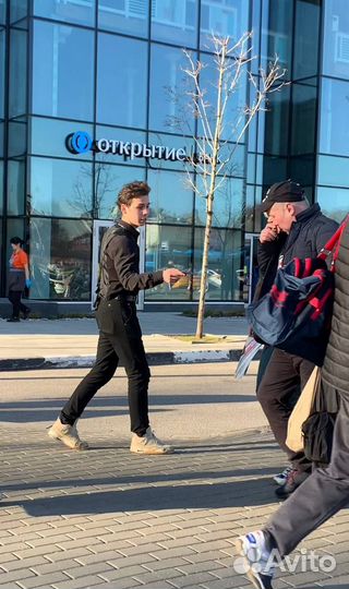 Опытный промоутер-зазывала