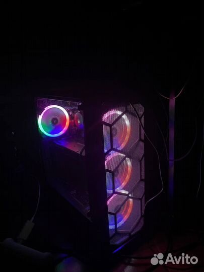 Игровой компьютер с монитором и клавиатурой