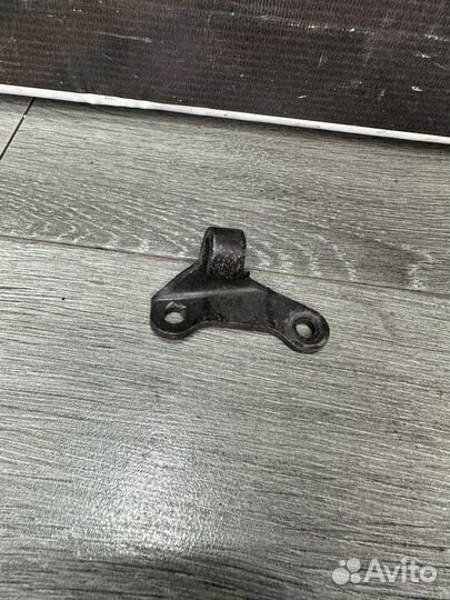 Кронштейн троса сцепления r1 2007 2008
