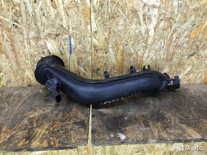 Патрубок впускного коллектора Volkswagen Jetta 6