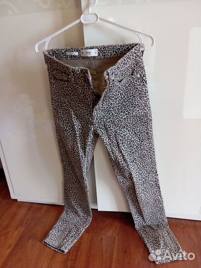 Джинсы Mango леопардовые и голубые джинсы