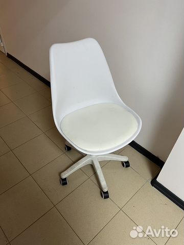 Стул на колесиках