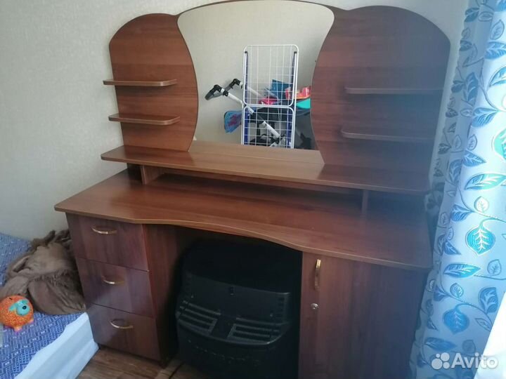 Туалетный столик с зеркалом