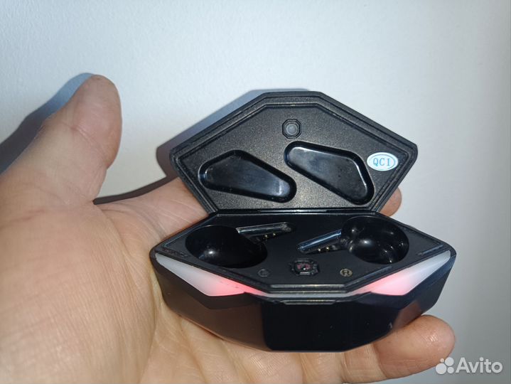 Кейс от беспроводных наушников QC1