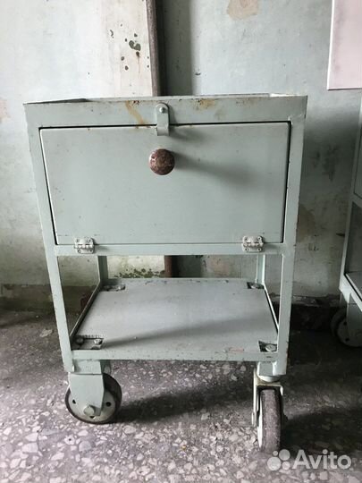 Тумба металлическая на колесах