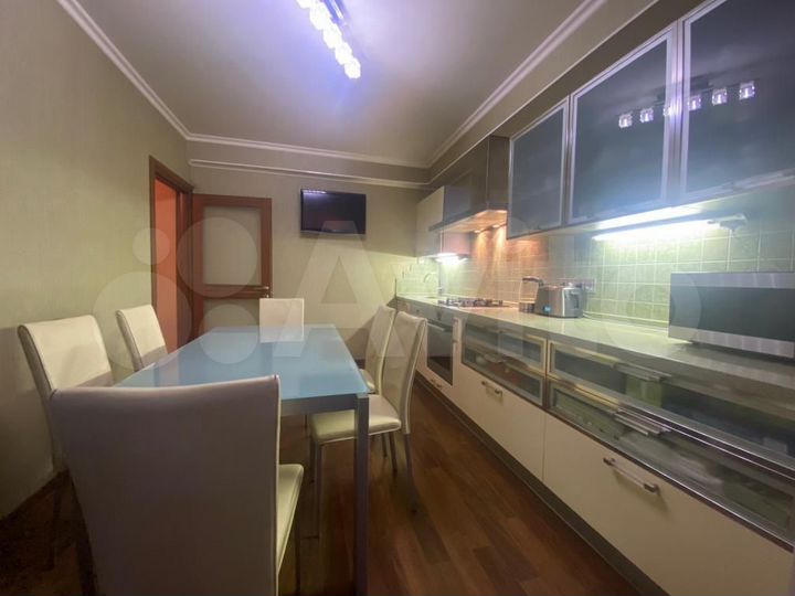 3-к. квартира, 100 м², 2/10 эт.