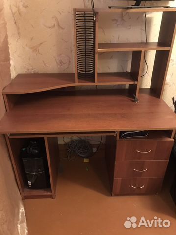 Компьютерный стол с полками