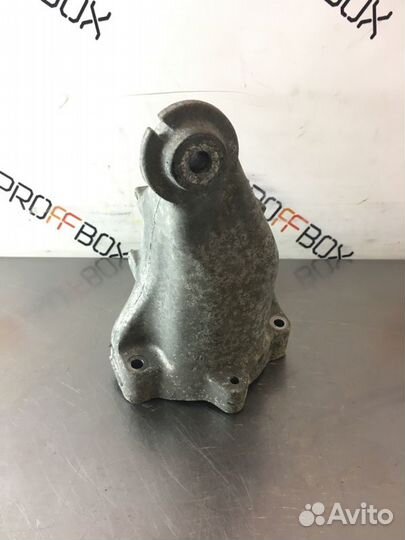 Кронштейн двигателя правый Mercedes C-Class W204