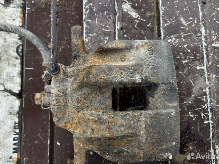 Суппорт передний правый Suzuki Grand Vitara 2