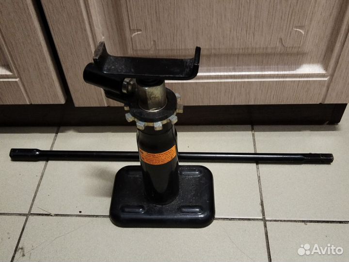 Домкрат винтовой