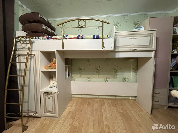 Двухъярусная кровать