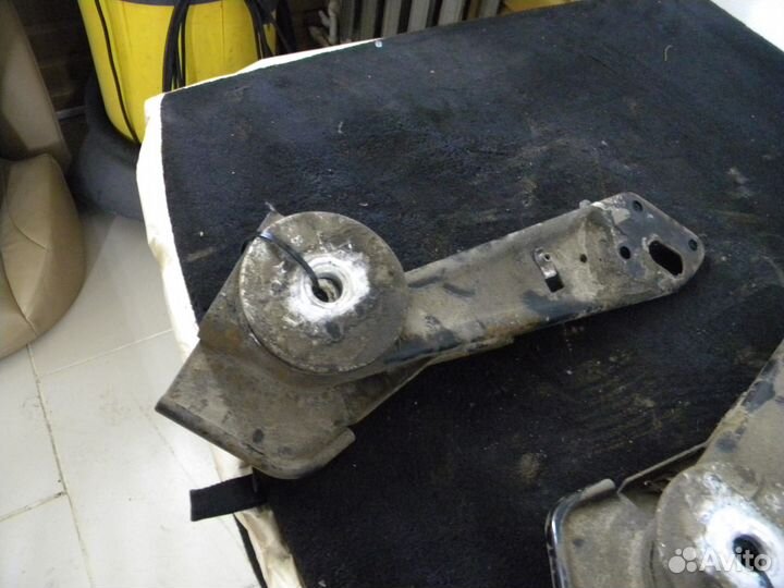 Кронштейн заднего подрамника Jaguar XJ Long 351
