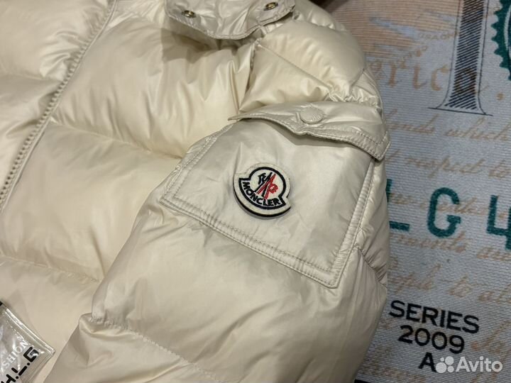 Пуховик moncler maya молочно-белый