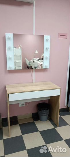 Гримерное зеркало с лампочками