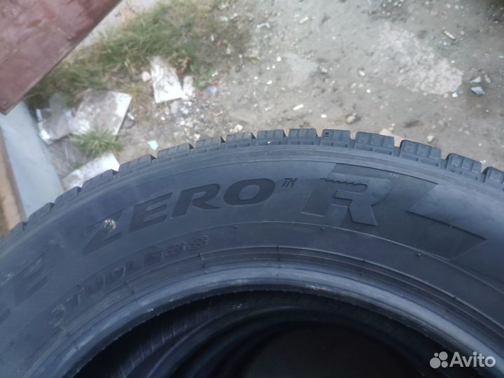 Pirelli Ice Zero FR 215/65 R17
