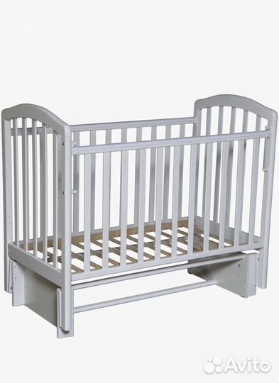 Детская кроватка с маятником белая