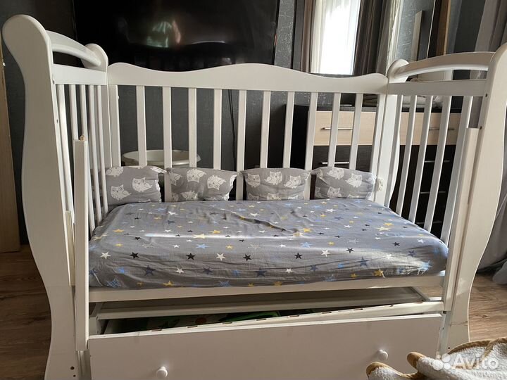 Детская кроватка с маятником и ящиком