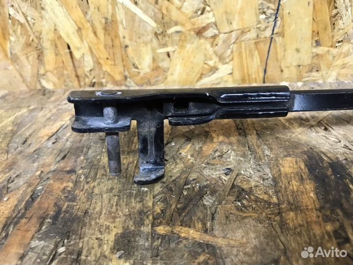 Поводок стеклоочистителя передний Opel Astra H