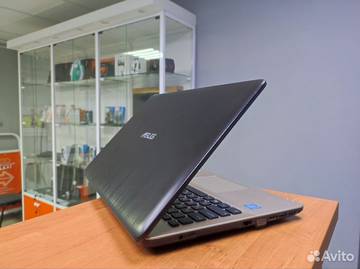 Быстрый современный Asus full HD/810 M/SSD