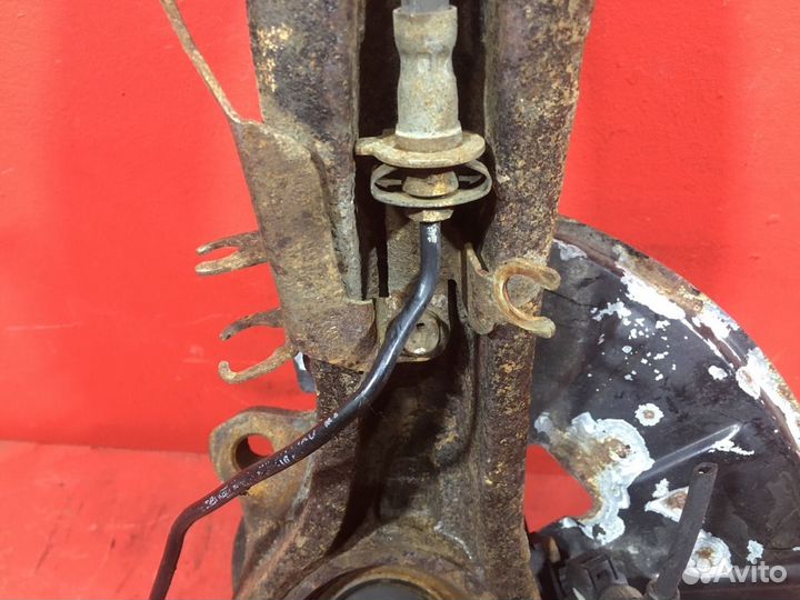 Кулак передний правый Volkswagen Touareg 2 (Nf)