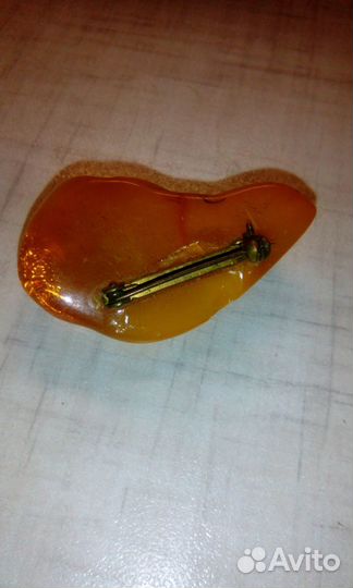 Брошка янтарная