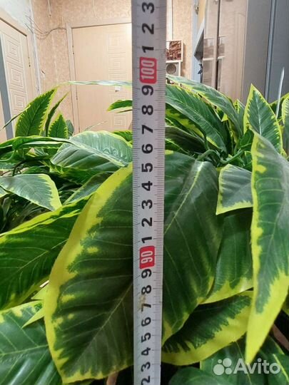 Искусственное дерево в горшке