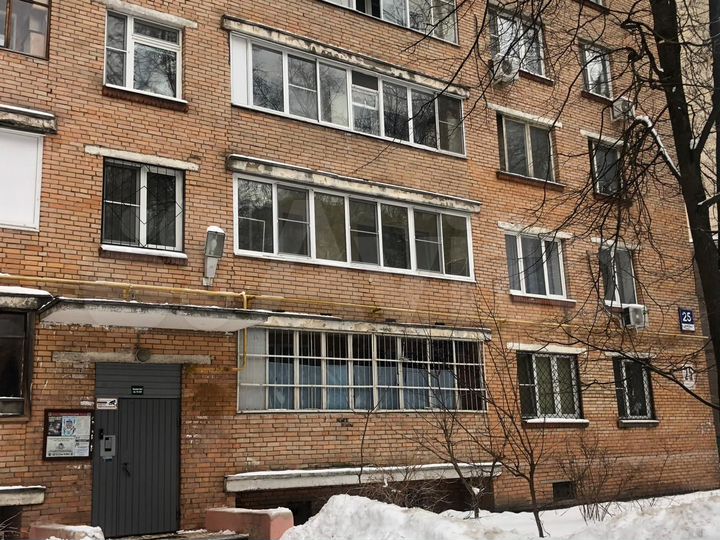 Доля в 2-к. квартире, 46,3 м², 1/9 эт.