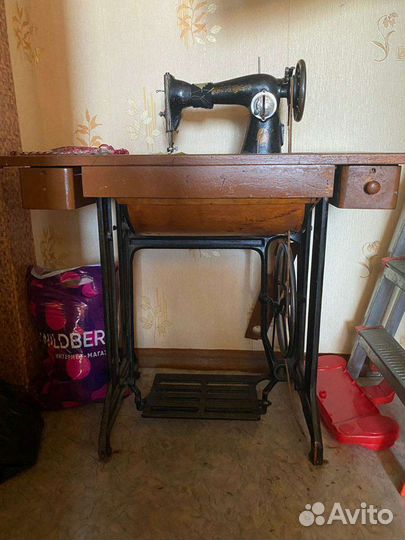 Машина швейная ножная